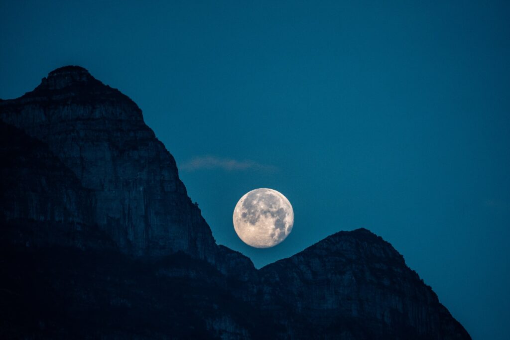 luna llena sobre la montaña